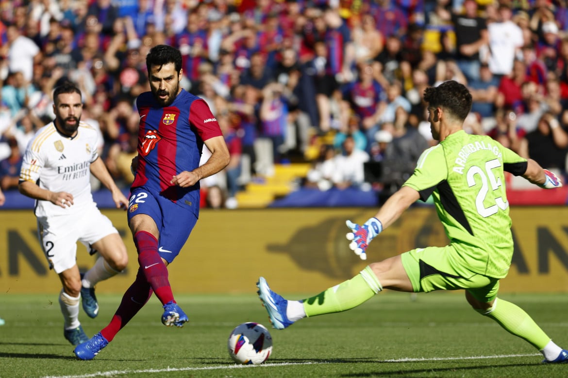 Un’azione di Real Madrid Barcellona del 28 ottobre foto Ansa