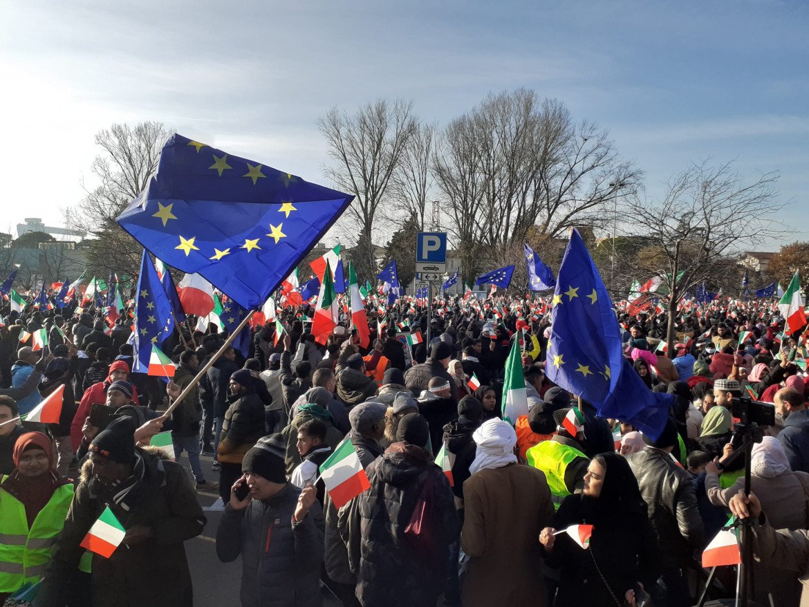 La comunità islamica in piazza a Monfalcone sventola il tricolore