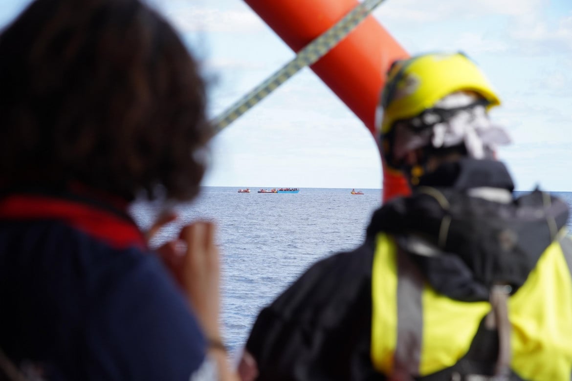 Lampedusa, sbarcano mille migranti. Le navi Ong ne salvano altri 450