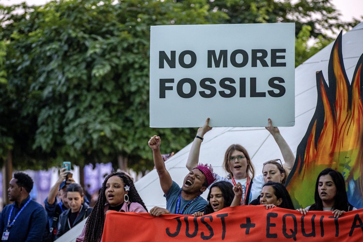 Alcuni attivisti del clima protestano alla COP28