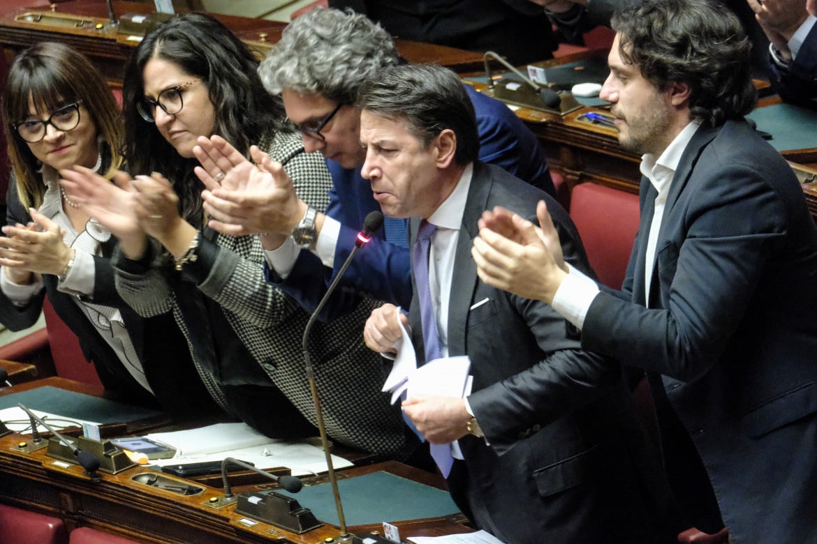 Giuseppe Conte alla Camera dei Deputati straccia il progetto di legge foto LaPresse