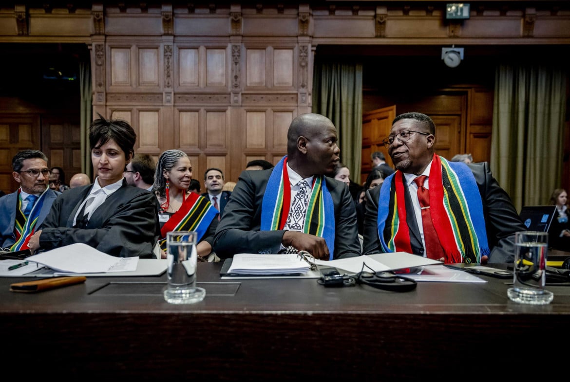 Ronald Lamola (C), ministro della Giustizia del Sudafrica, e Vusimuzi Madonsela (R), ambasciatore sudafricano nei Paesi Bassi, presso la Corte internazionale di giustizia (ICJ), prima dell'udienza sul caso di genocidio contro Israele a L'Aia, l’ 11 gennaio (Remko De Waal, Ansa)