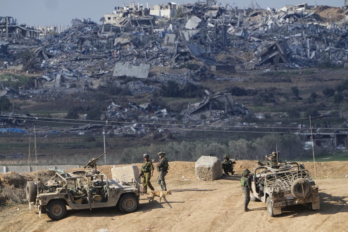 Soldati israeliani lungo con il confine con Gaza in macerie Ap/Ariel Schalit