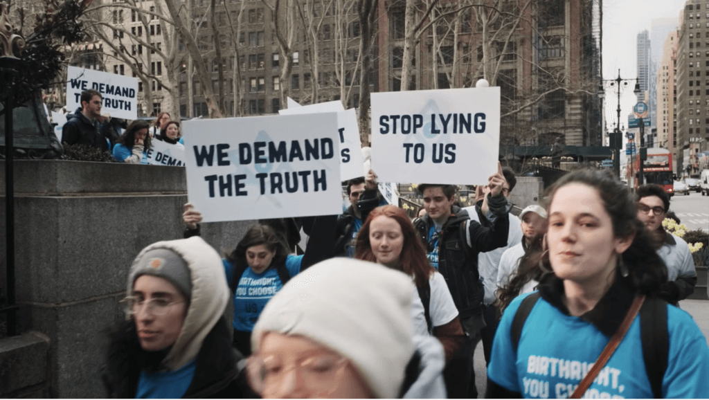 Dal film «Israelism», una protesta di IfNotNow del 2019 davanti alla sede di Birthright Israel a New York