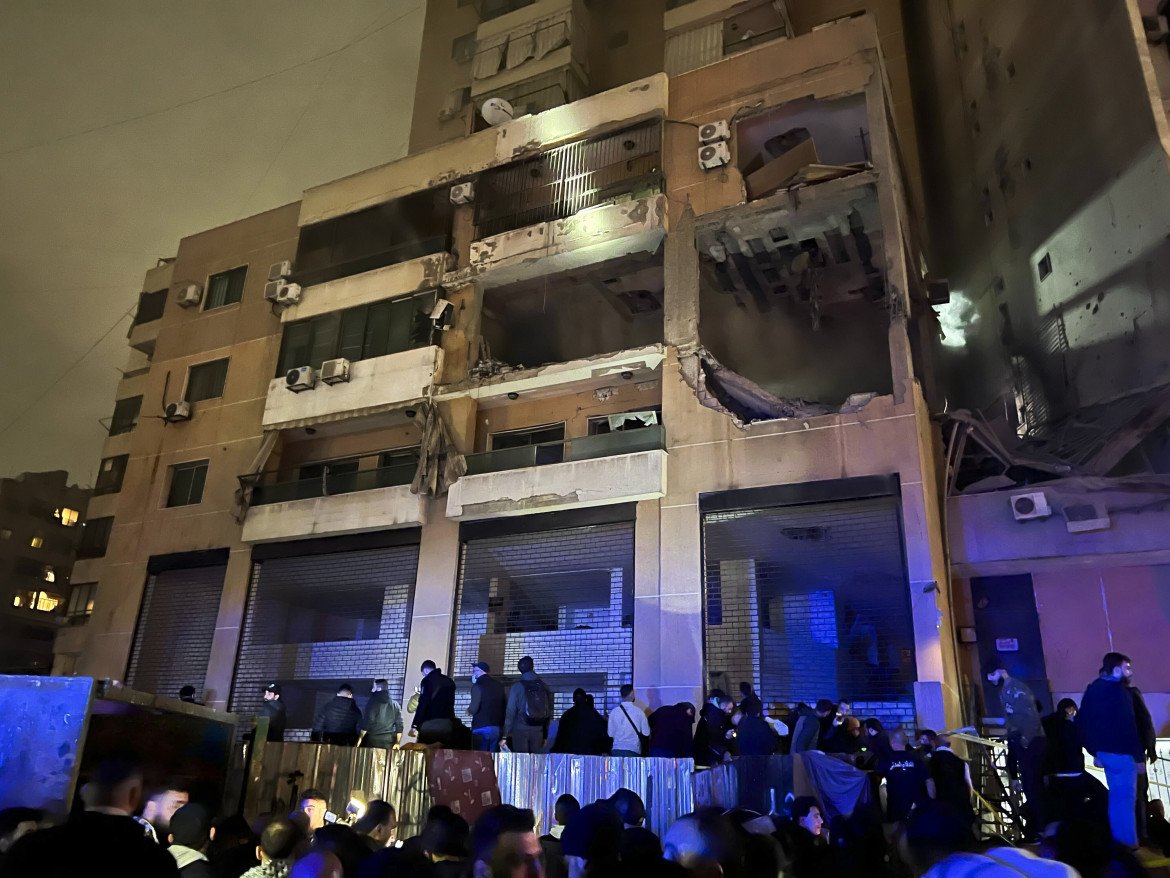 Beirut, il palazzo distrutto nell’esplosione di ieri Ap/Hussein Malla