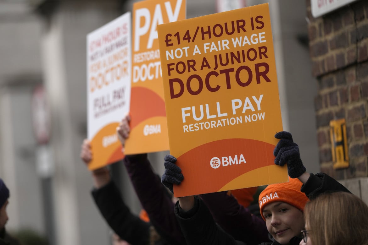 Medici specializzandi in sciopero sanità inglese a rischio collasso