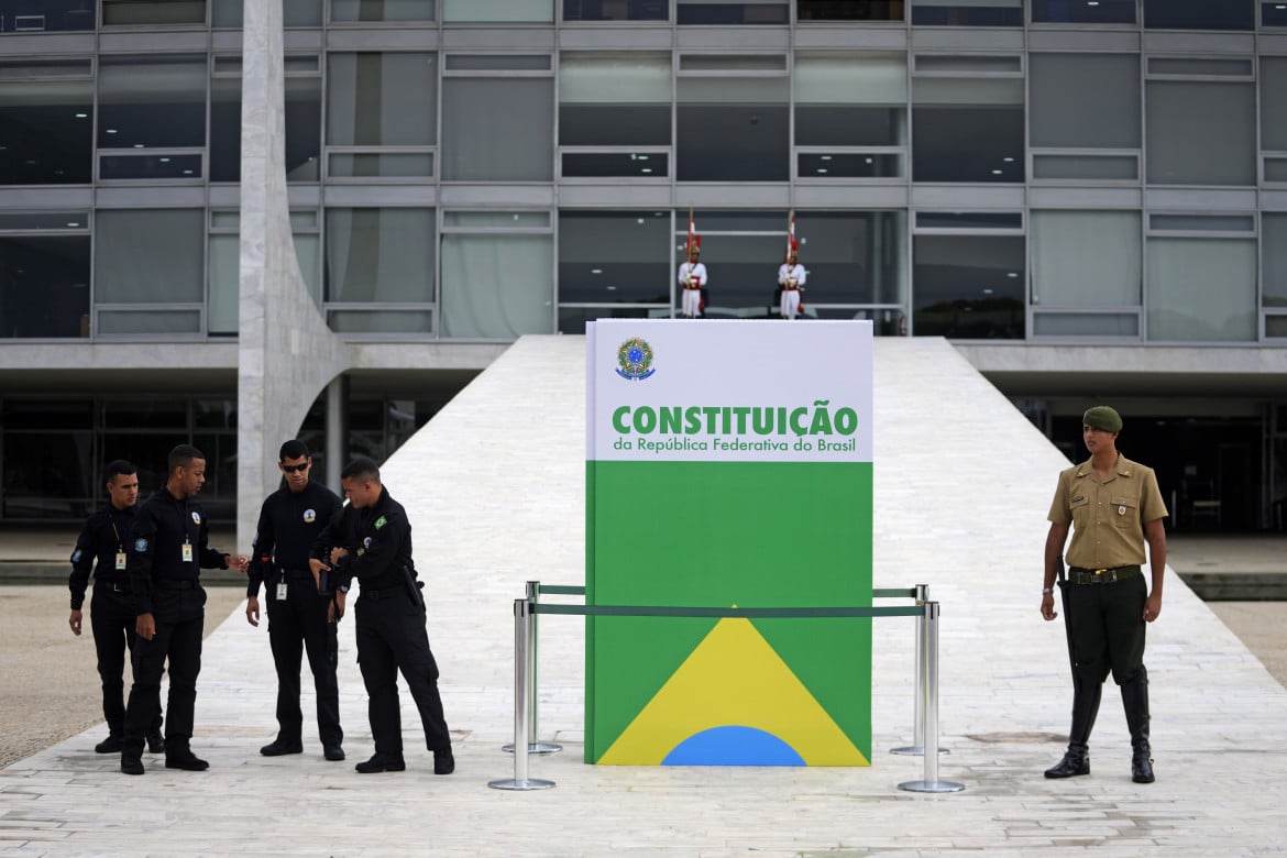 Brasiliani contro gli atti golpisti. La democrazia resta in pericolo