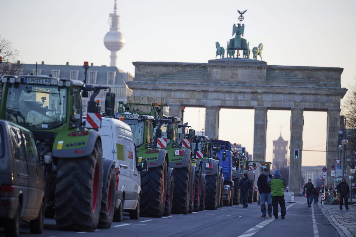 L’Afd con gli agricoltori, protesta a Berlino