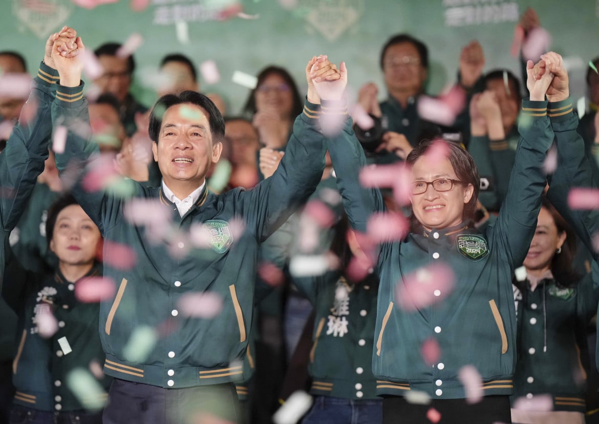Il nuovo presidente taiwanese Lai Ching-te festeggia con la sua vice Hsiao Bi-khim foto Ap