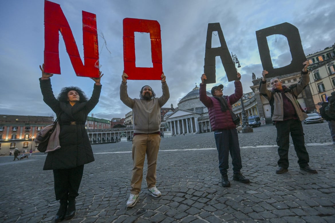 La manifestazione in piazza del Plebiscito a Napoli contro l'autonomia differenziata foto Ansa