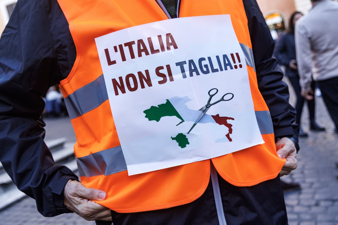 Il puntiglio di Calderoli, le capriole di Fdi. I dem: «Così spaccate l’Italia»