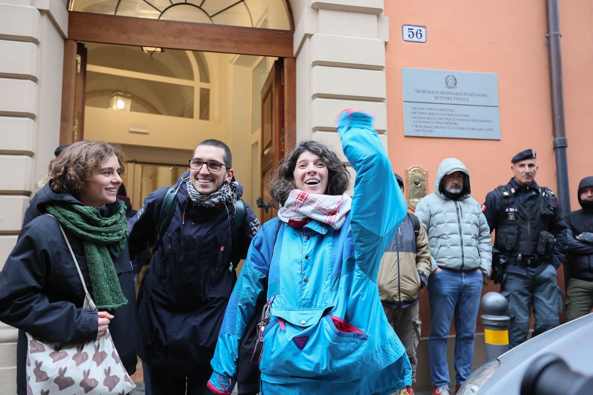 Bologna, «Agito per motivi morali»: solo sei mesi agli attivisti di Ultima Generazione