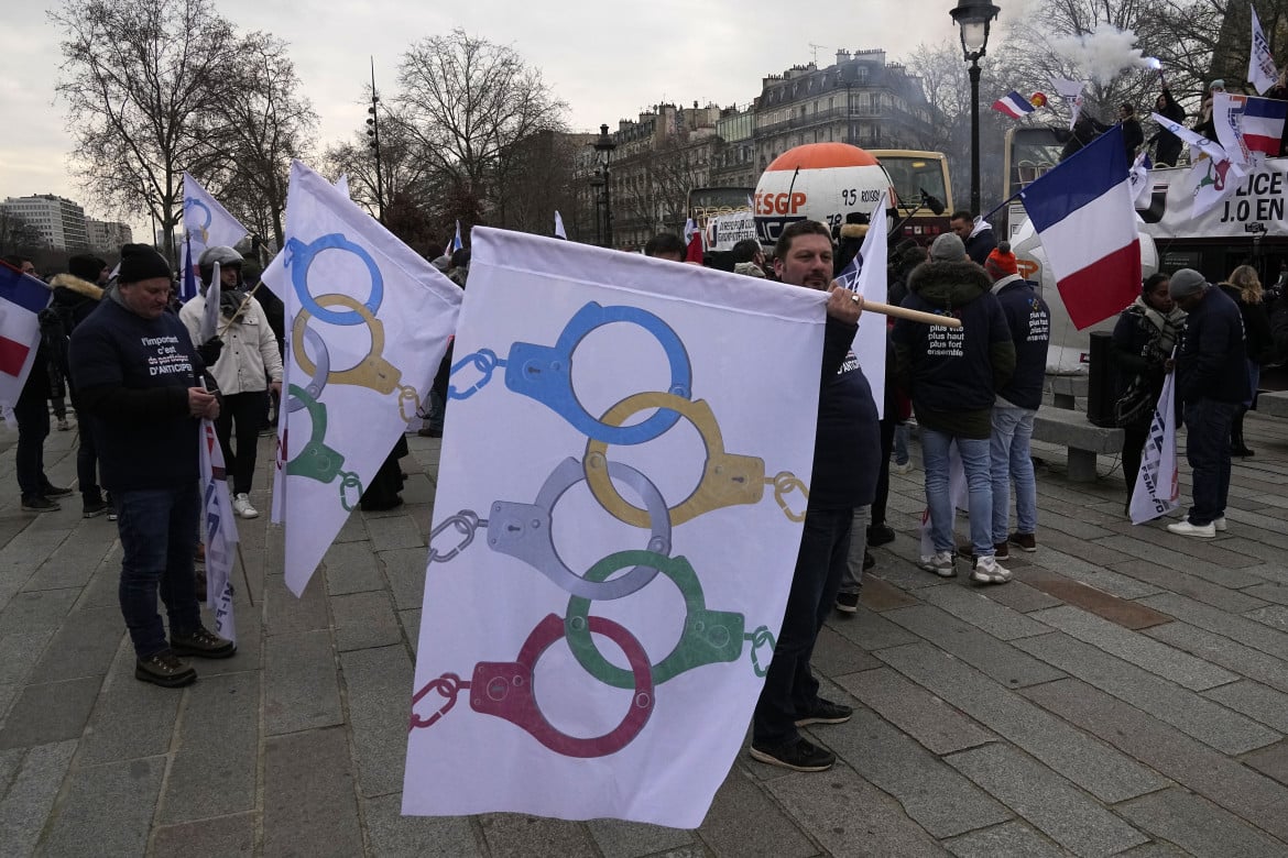 Agitazione Olimpiadi, i poliziotti in piazza chiedono bonus «eccezionali»