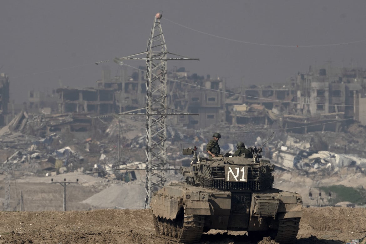 Tank israeliano a Gaza - foto AP