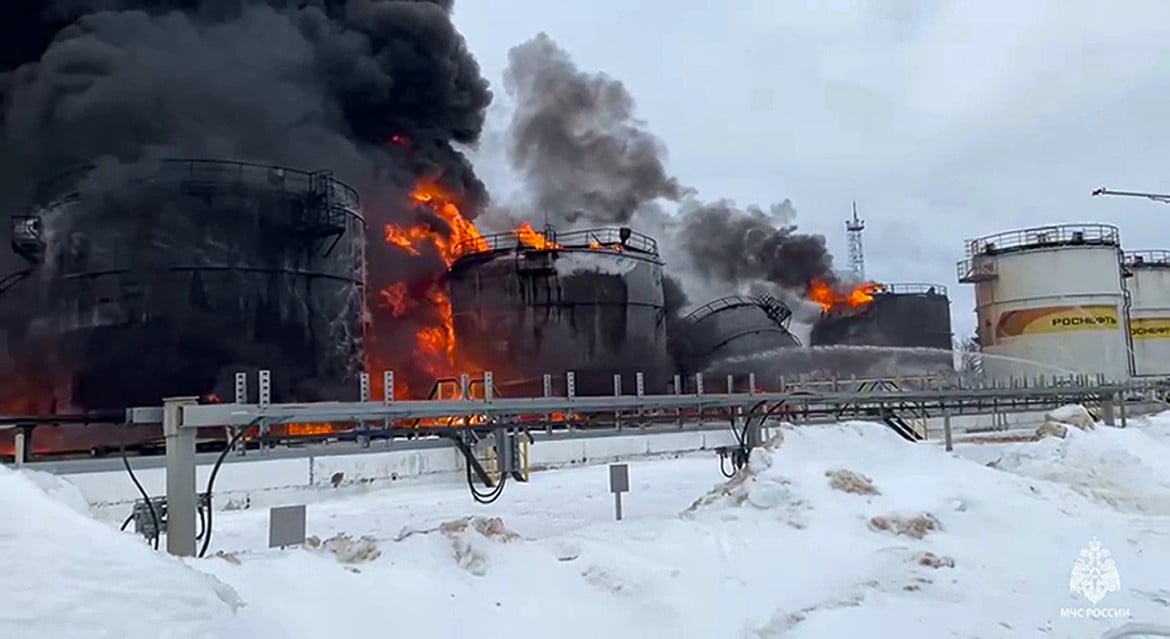 La raffineria di Klintsy, nella regione russa di Bryansk, in fiamme dopo il bombardamento ucraino