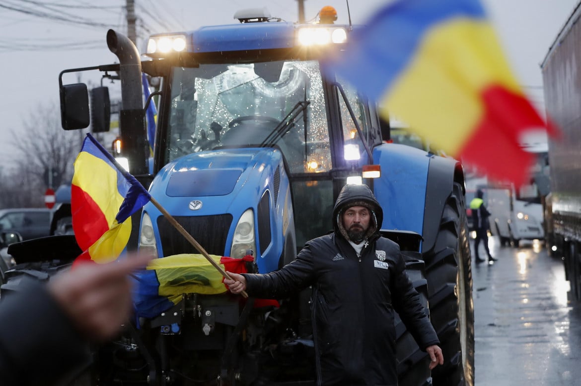 Agricoltori rumeni in marcia contro il grano ucraino