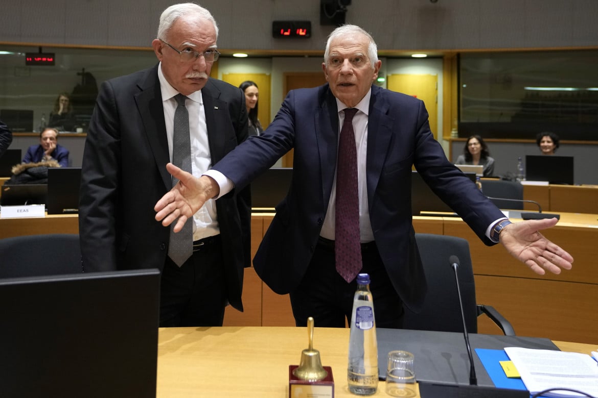 Il ministro palestinese Riyad Najeeb al-Maliki e Josep Borrell a Bruxelles foto Ap