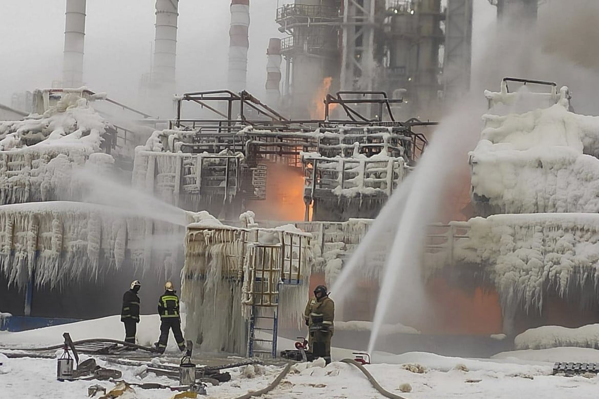 Pompieri spengono l’incendio al gasdotto di Novatek a Ust-Luga, 165 chilometri a Sud di San Pietroburgo foto Ap