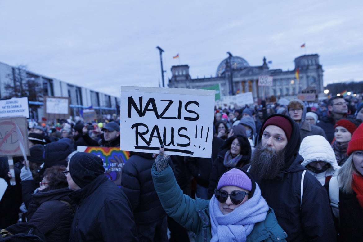 La manifestazione antifascista domenica a Berlino foto Ap