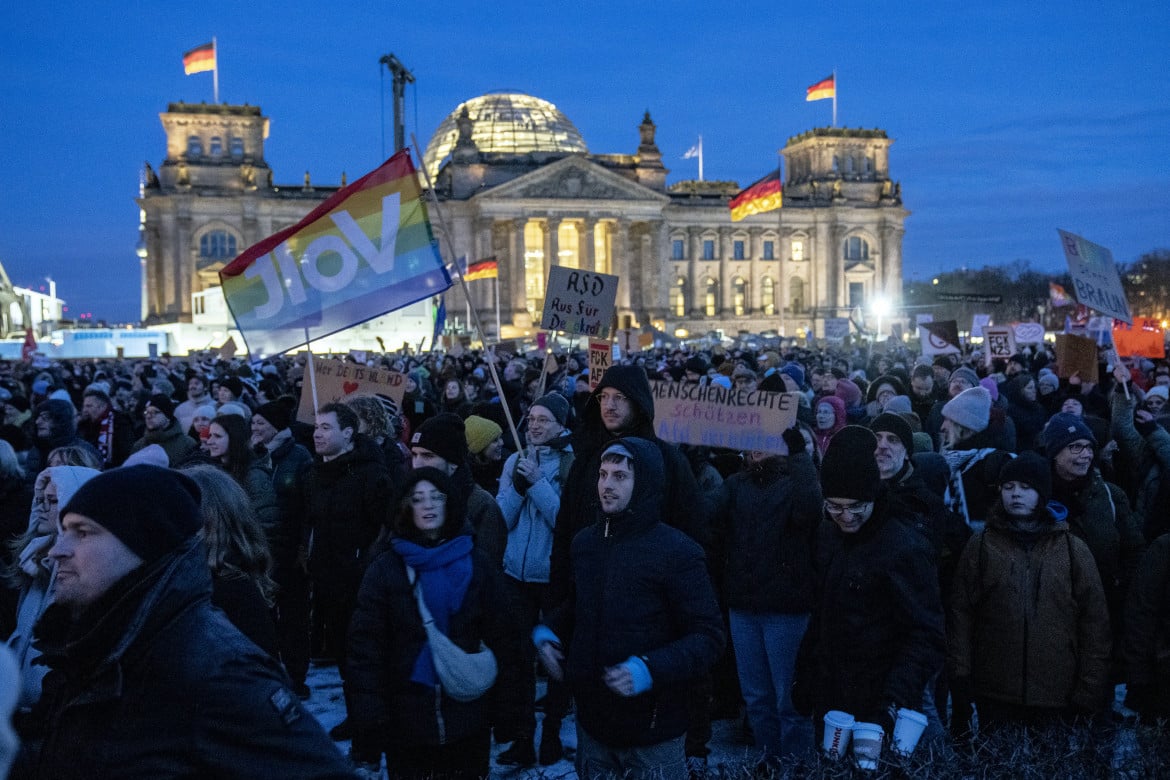 Berlino, domenica in piazza davanti al Reichstag contro il partito di estrema destra Afd, foto Ap