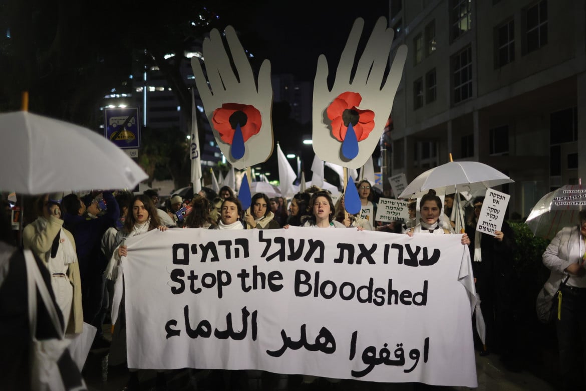 Tel Aviv in piazza per il cessate il fuoco foto Epa/Abir Sultan