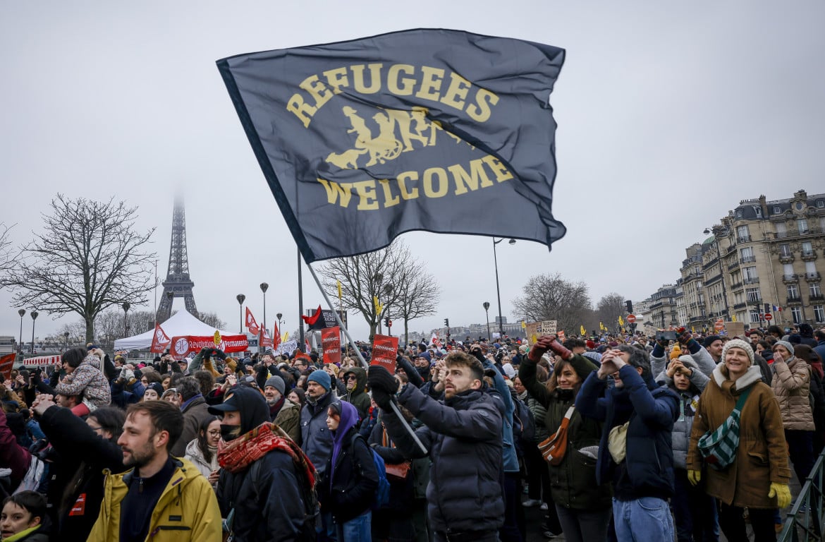 Manifestazione a Parigi contro la legge sull’immigrazione foto Ap