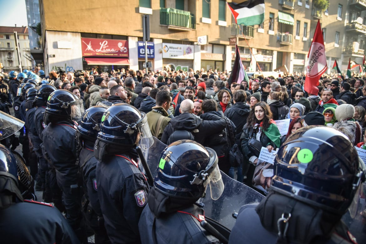 Il confronto tra polizia e manifestanti per la Palestina ieri a Milano