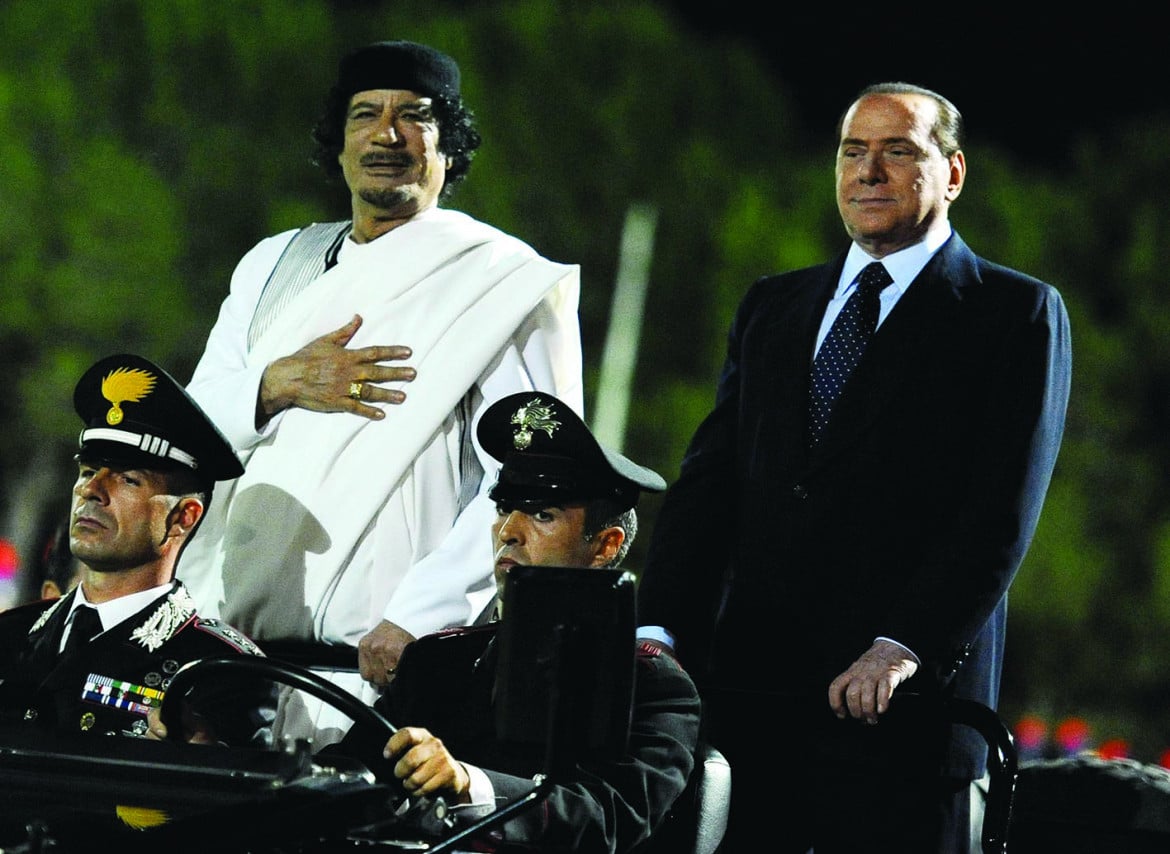 Agosto 2010, Il leader libico Muammar Gheddafi in visita in Italia accolto dall’allora presidente del Consiglio Silvio Berlusconi Ansa