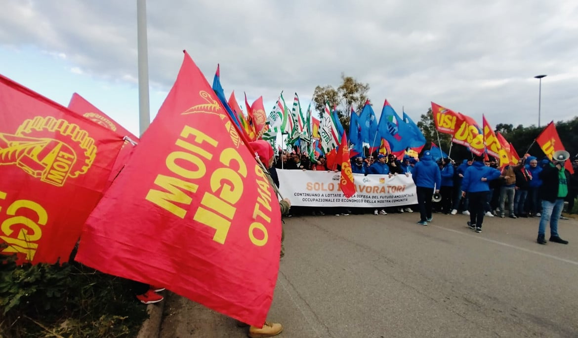 Taranto: in 6mila contro Mittal. Arrivano i primi licenziamenti