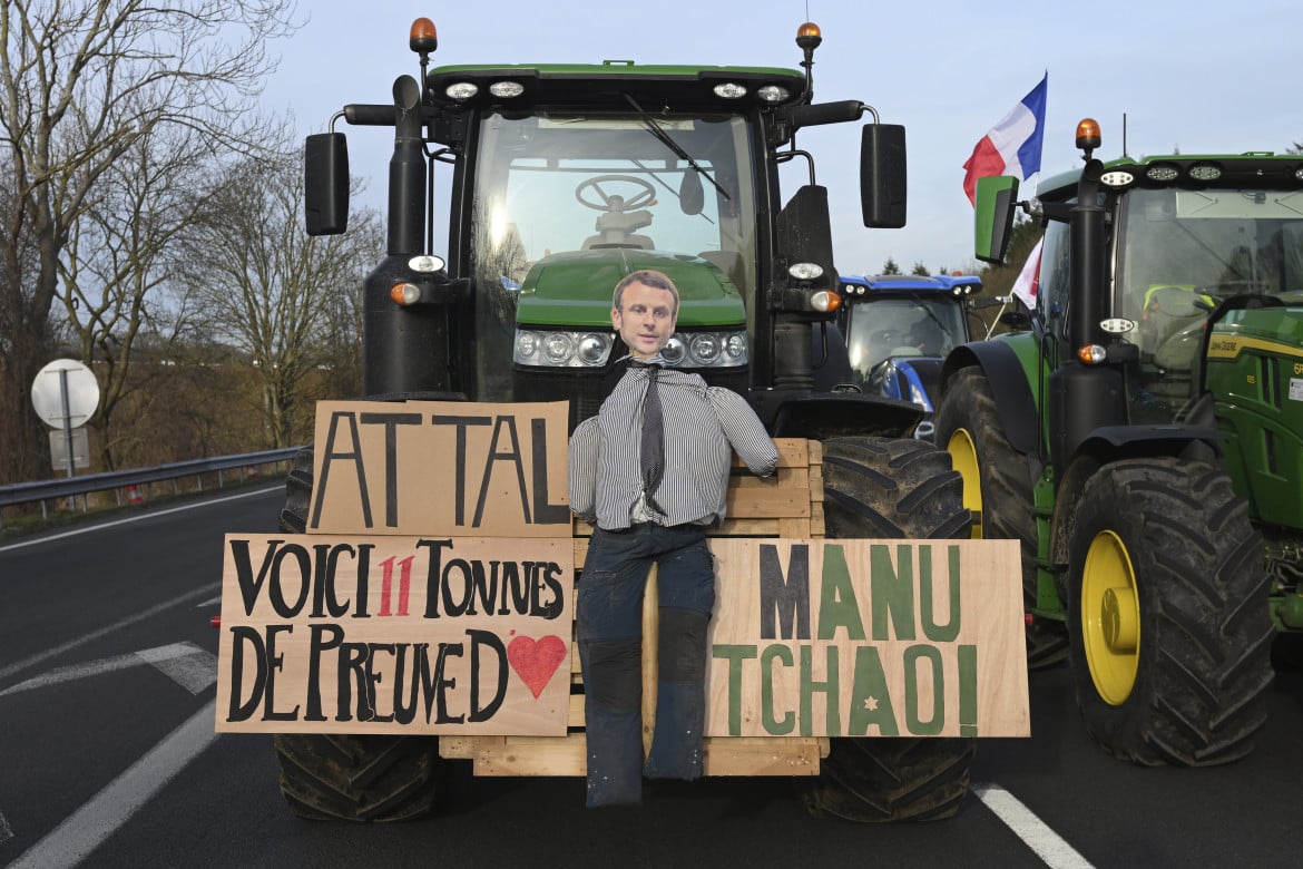 La rabbia dei trattori su Parigi, il governo  prova a calmarli