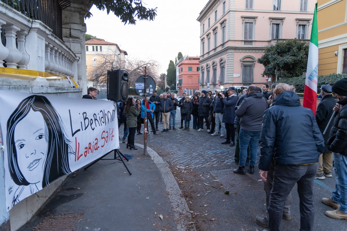 Roma, la protesta davanti l’ambasciata ungherese lunedì scorso foto Ansa