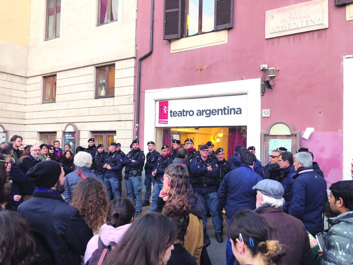 «De Fusco non è il nostro direttore». Proteste al Teatro di Roma, polizia schierata al botteghino