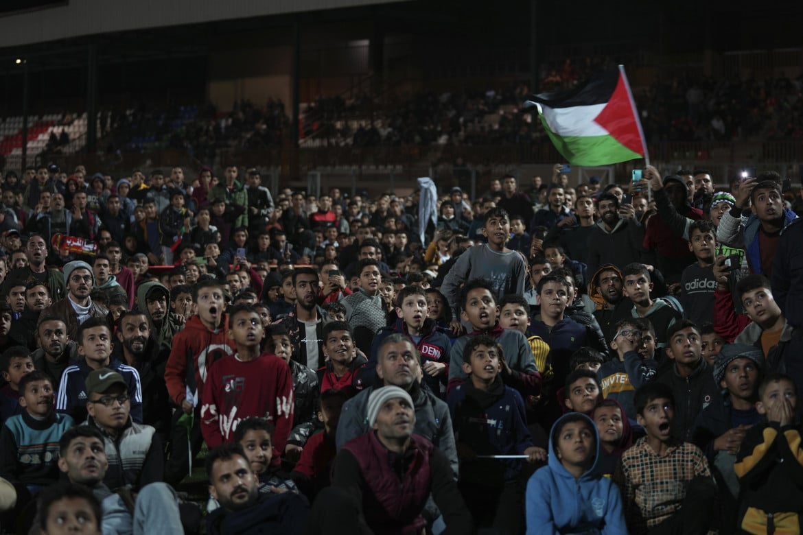 Dicembre 2022, una partita dell’ultimo Mondiale in Qatar vista dal campo sportivo municipale di Rafah, nella Striscia di Gaza foto di Adel Hana/Ap
