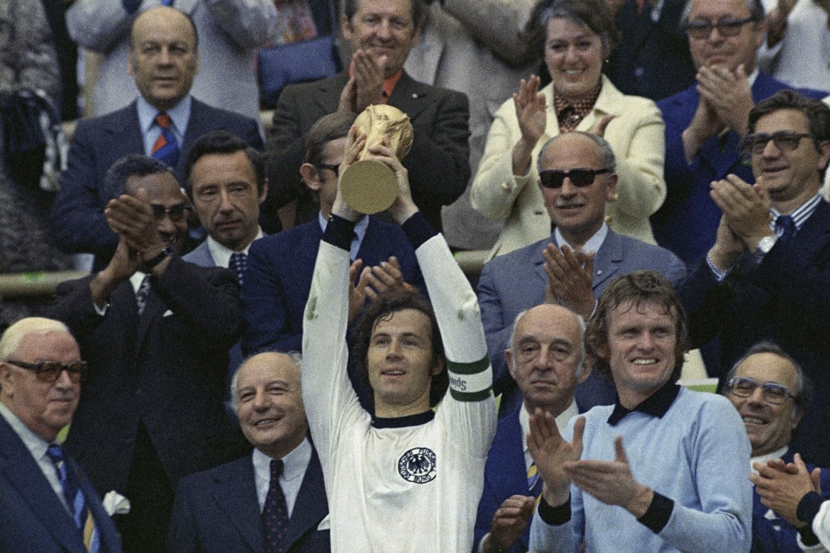 Franz Beckenbauer alza la Coppa del mondo vinta nel 1974 dopo la finale con l’Olanda foto Ap