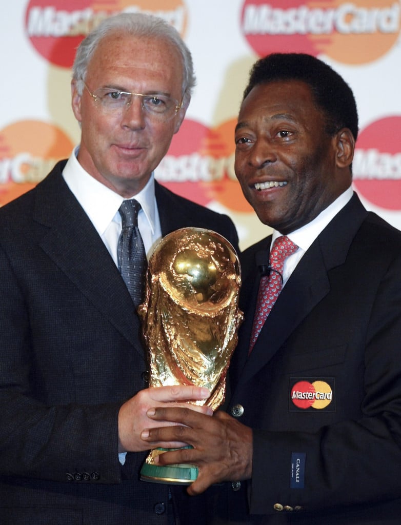 Franz Beckenbauer e Pele, con la Coppa del mondo nel 2003 Ap