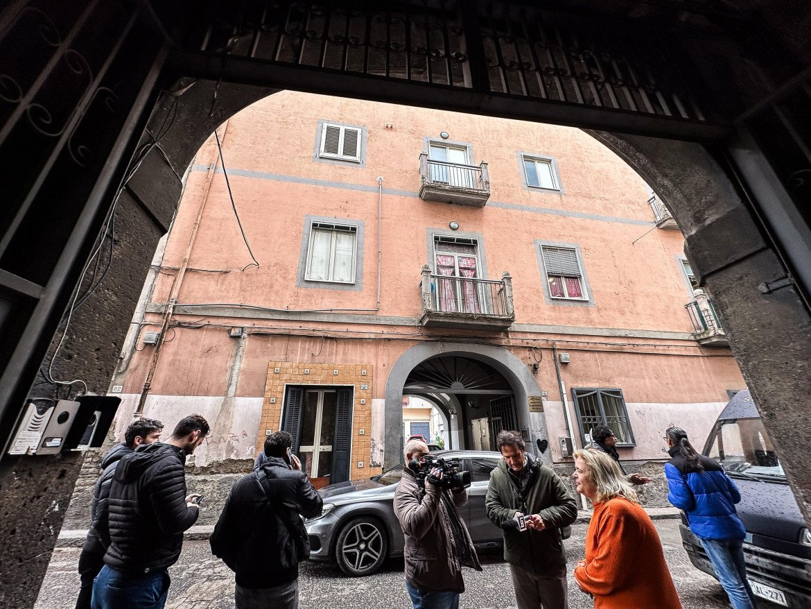 L'ingresso dell'abitazione ad Afragola, in provincia di Napoli, dove una donna è morta mentre festeggiava il Capodanno ANSA/CESARE ABBATE