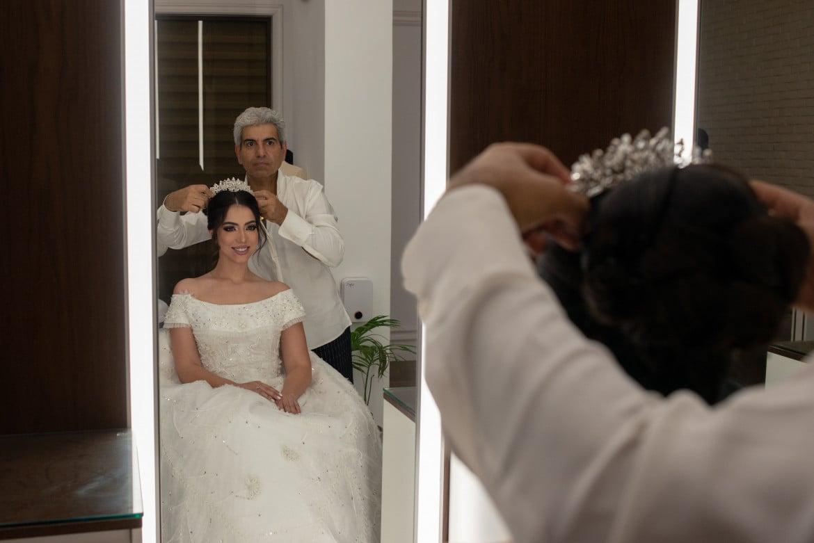 Jamal Taslaq mentre sistema l’abito da sposa della nipote, foto di Andrea Sabbadini