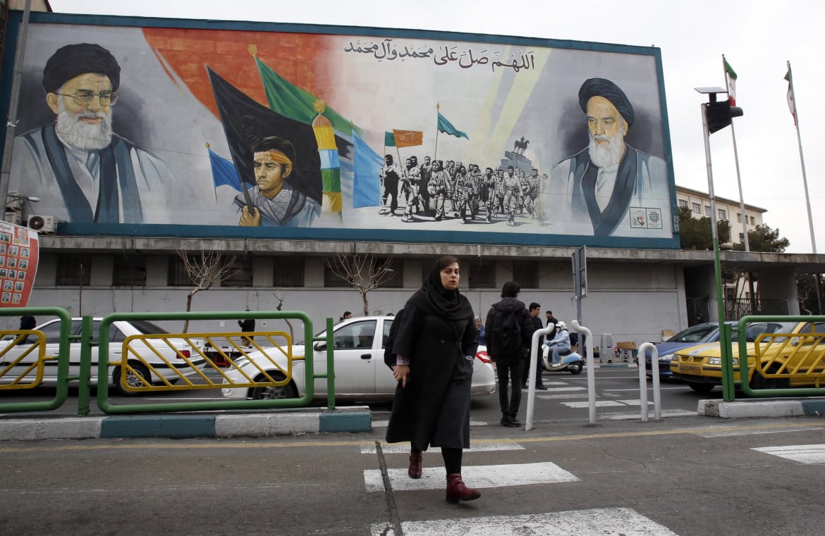 Il leader supremo Ali Khamenei e l’ayatollah Khomeini in una strada di Teheran foto Epa/Abedin Taherkenareh