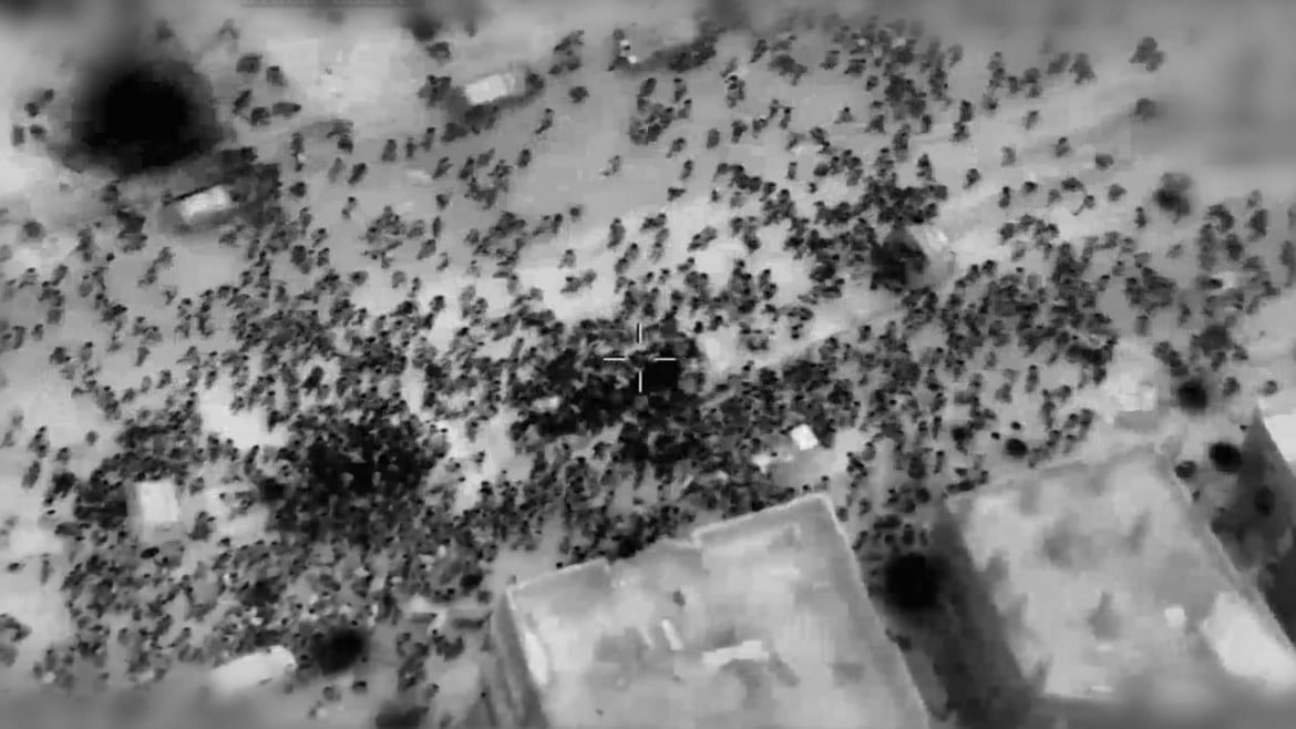 Folla di palestinesi vista da un drone israeliano