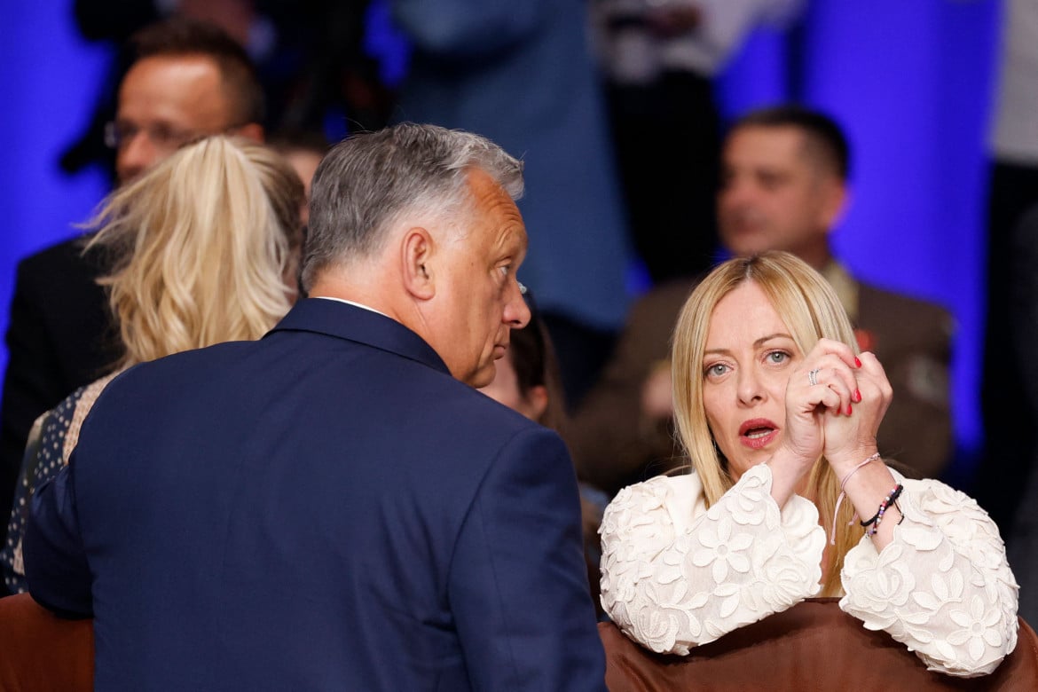 Viktor Orbán e Giorgia Meloni foto di Odd Andersen/Getty Images