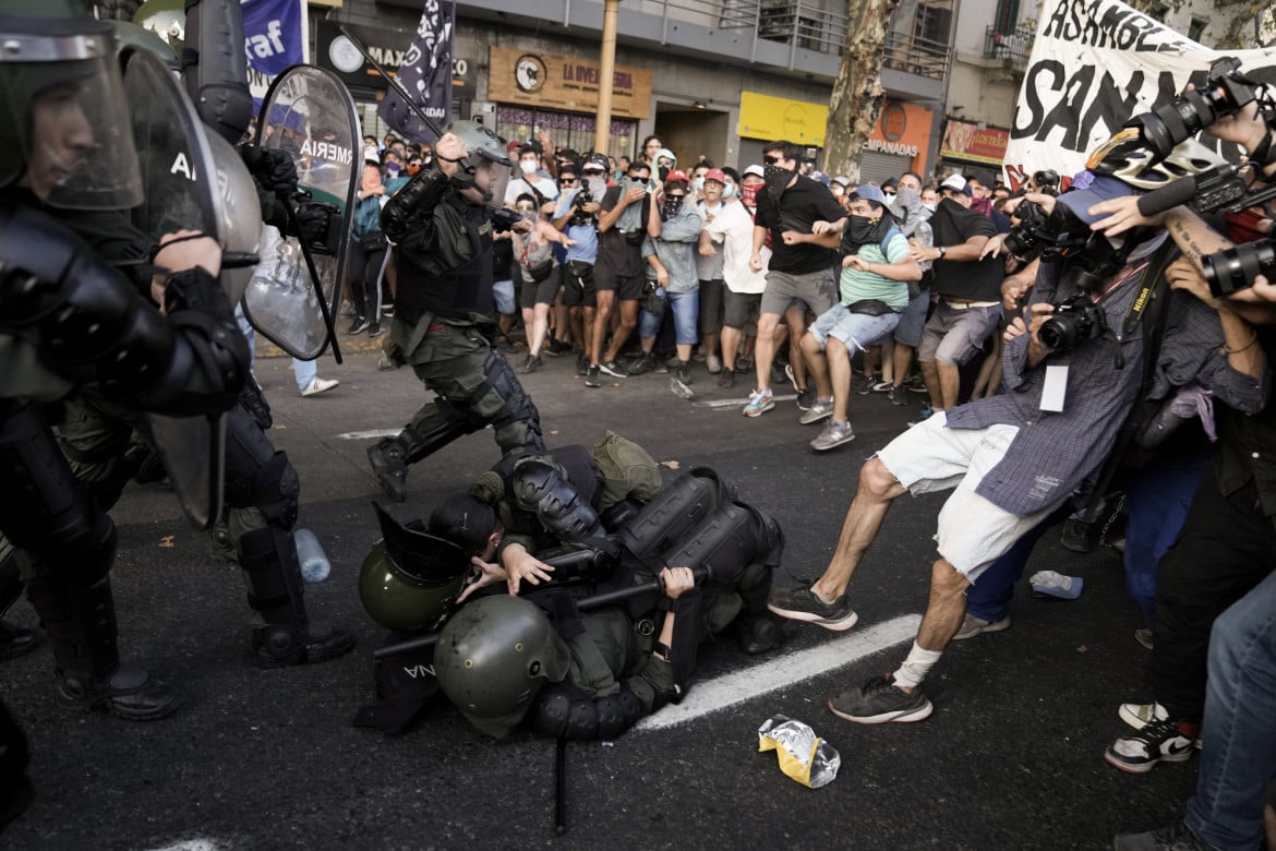 Gli scontri tra la polizia e i manifestanti in piazza contro Milei, davanti al Congresso a Buenos Aires foto Ap /Rodrigo Abd