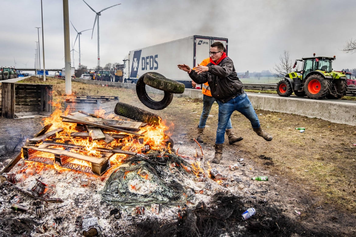 Agricoltori belgi e olandesi bloccano un’autostrada che collega i due paesi foto Ansa