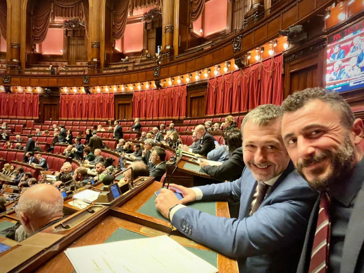 Il deputato di Fratelli d'Italia, Emanuele Pozzolo e il sottosegretario alla Giustizia Andrea Delmastro, foto Ansa