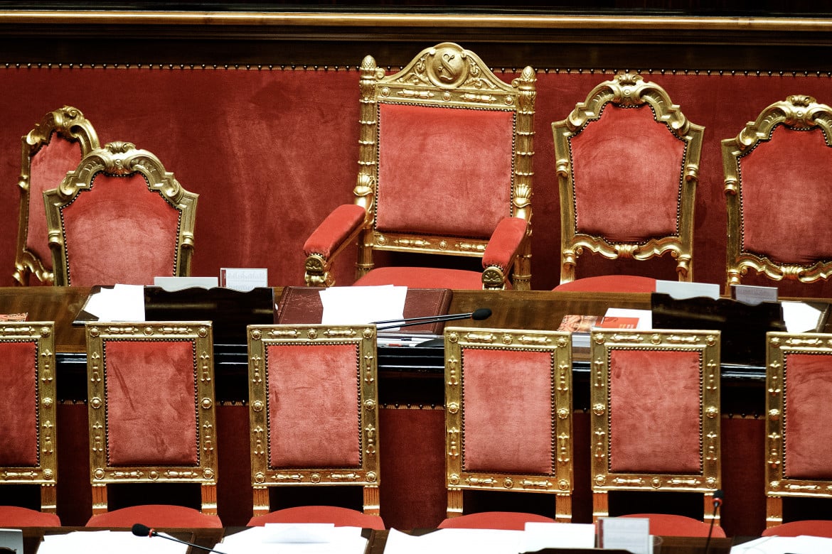 I banchi vuoti del governo al Senato foto LaPresse