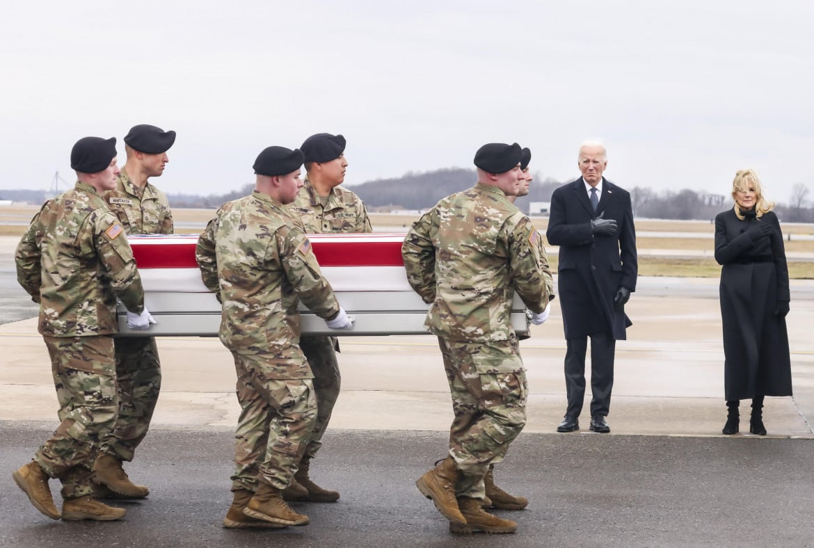 Il presidente Biden e la First Lady Jill Biden all’arrivo a Dover delle salme dei militari uccisi dall’attacco del 28 gennaio in Giordania foto Ansa