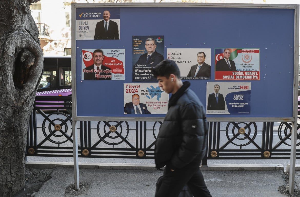 Manifesti elettorali a Baku in Azerbaigian foto Ansa