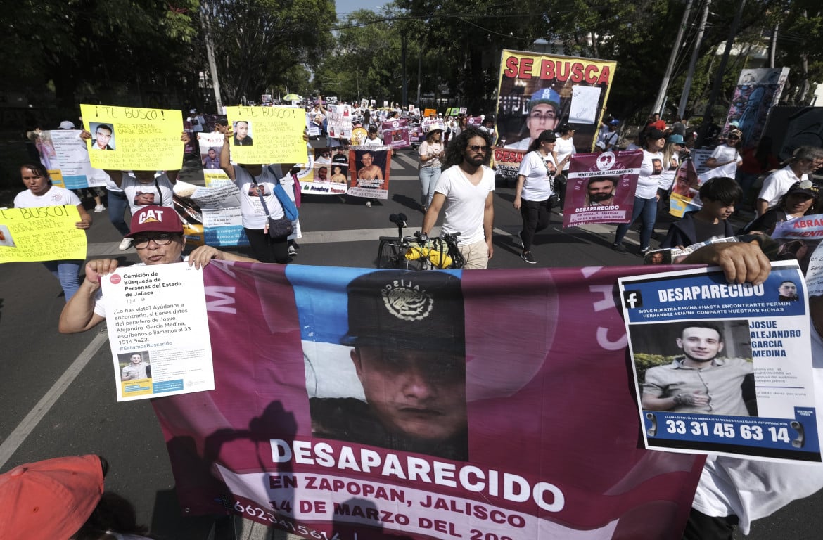 I parenti dei desaparecidos in marcia a Guadalajara il luglio scorso foto Ap