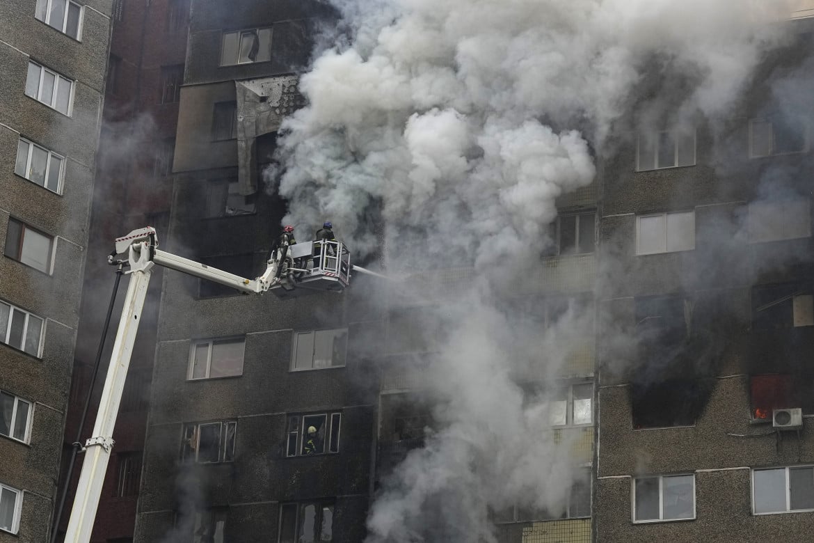 Vigili del fuoco al lavoro sul condominio colpito dall’attacco russo su Kiev foto Ap