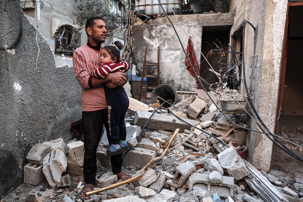 In una abitazione distrutta dalle bombe a Rafah, nel sud di Gaza foto Said Khatib/Getty Images
