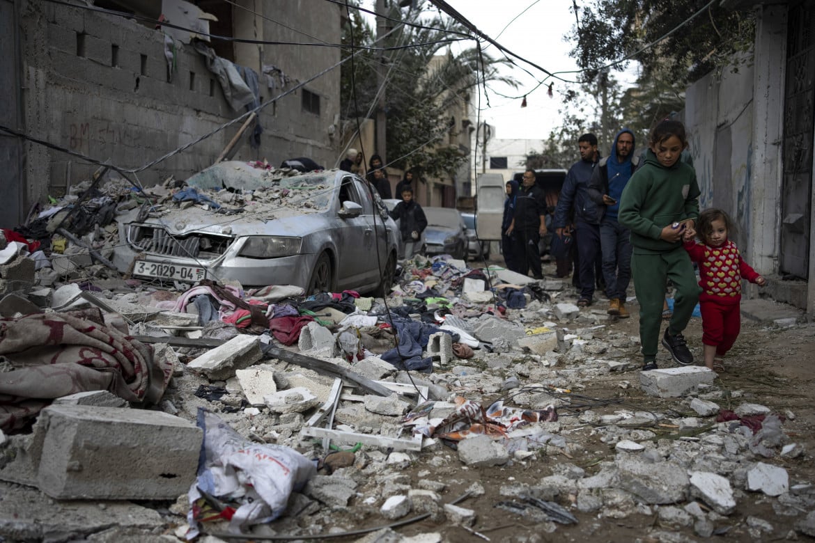 Una strada di Rafah dopo un bombardamento aereo israeliano foto Ap/Fatima Shbair